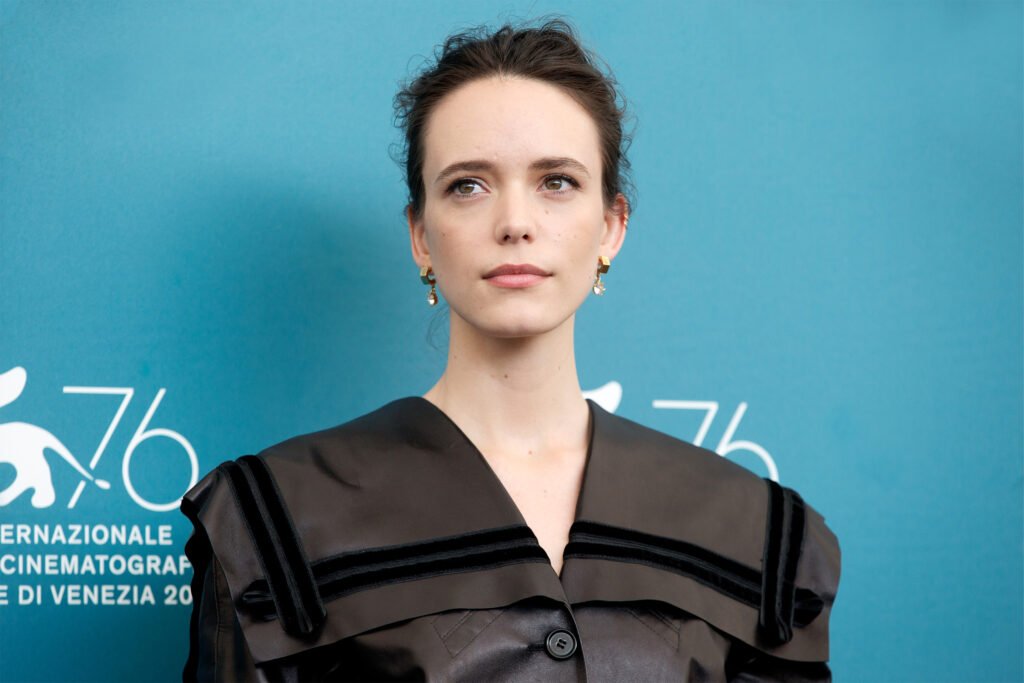 Stacy Martin is the Star of Louis Vuitton’s Pre-fall Collection Stacy Martin is the Star of Louis Vuitton’s Pre-fall Collection缩略图