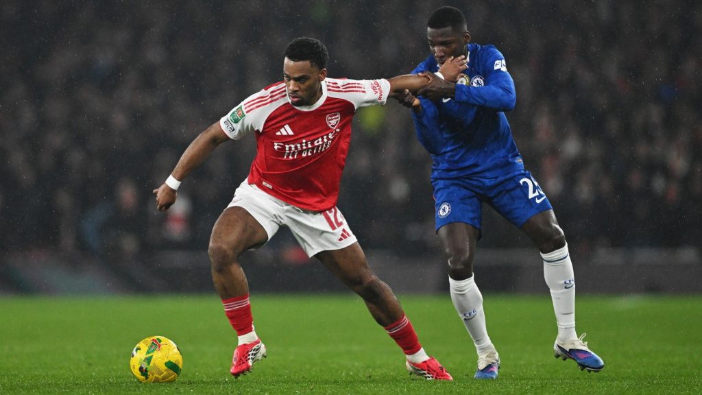 Jurrien Timber of Arsenal controls the ball whilst under pressure from Moises Caicedo of Chelsea
