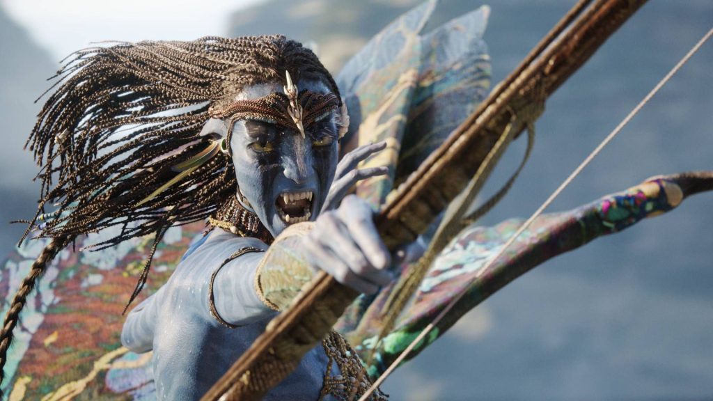 A Na'vi draws a bow in Avatar: Fire and Ash