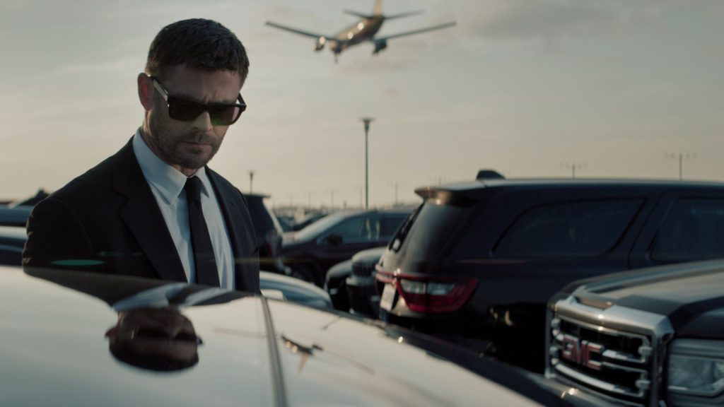 Chris Hemsworth as Mike in Crime 101